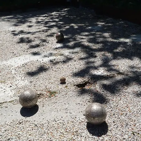 With Mountain View Le Claux