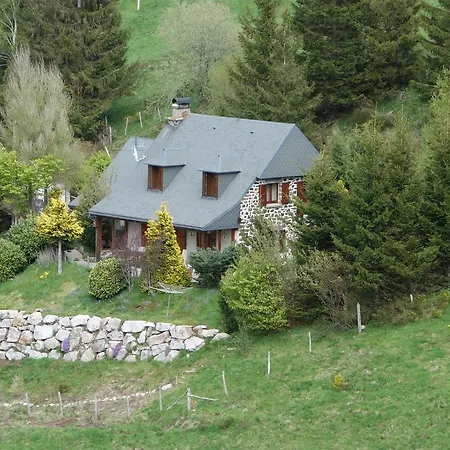 With Mountain View Le Claux